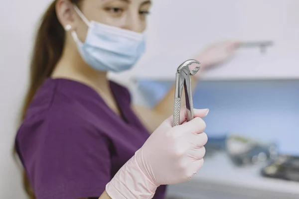 Imagen del atractivo dentista femenino con herramientas —  Fotos de Stock