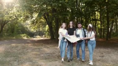 Bir grup turist açık hava haritalarında yer arıyor.