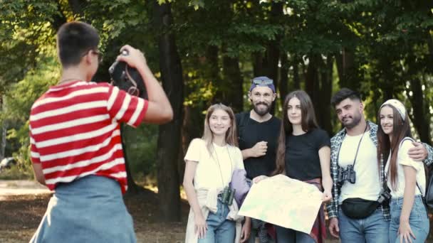 Grupp av turister som fotograferar i skogen — Stockvideo