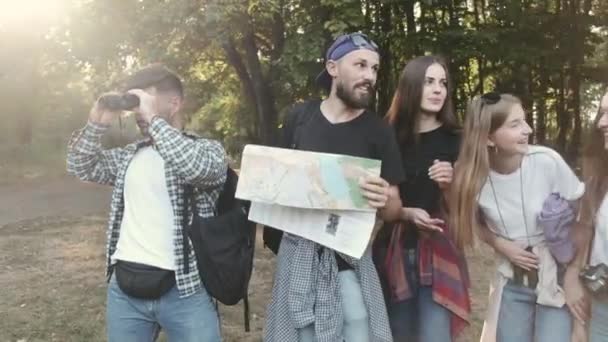 Skupina přátel turisté stojící v lese a hledají místa — Stock video