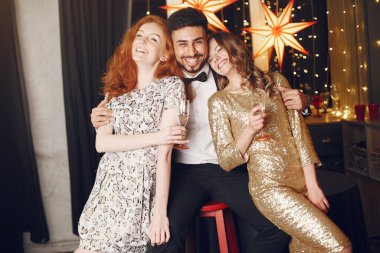 Uluslararası insanlar dekore edilmiş bir odada eğleniyorlar.