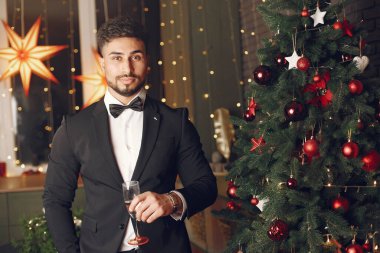 Noel süslemelerinde bir adam