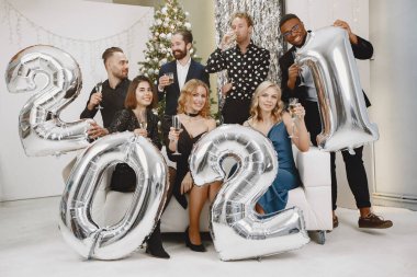 Uluslararası insanlar parti odasında eğleniyor.