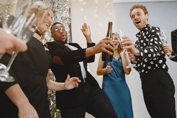 Gente internacional divirtiéndose en una sala decorada para fiestas — Foto de Stock