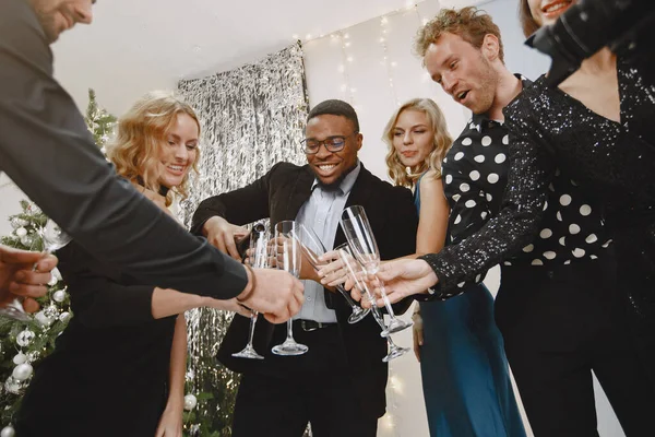 Gente internacional divirtiéndose en una sala decorada para fiestas — Foto de Stock
