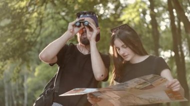 Bir çift yürüyüşçü ormanda dikilip kalacak yer arıyor.