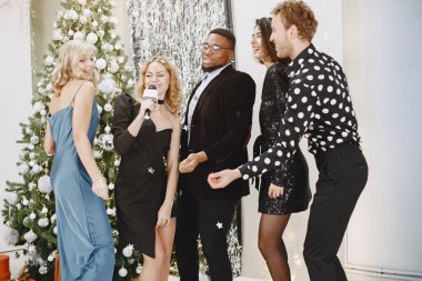 Uluslararası insanlar parti dekorasyonlu bir odada eğleniyorlar.