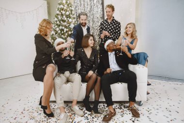 Uluslararası insanlar parti dekorasyonlu bir odada eğleniyorlar.