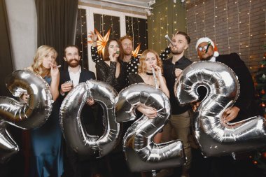 Uluslararası insanlar parti odasında eğleniyor.