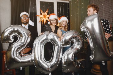 Uluslararası insanlar parti odasında eğleniyor.