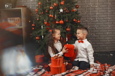 İki çocuk tatil odasında vakit geçiriyor.