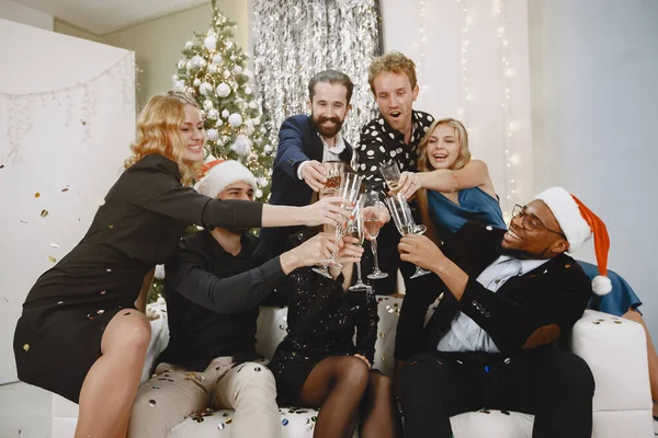 Gente internacional divirtiéndose en una sala decorada para fiestas — Foto de Stock