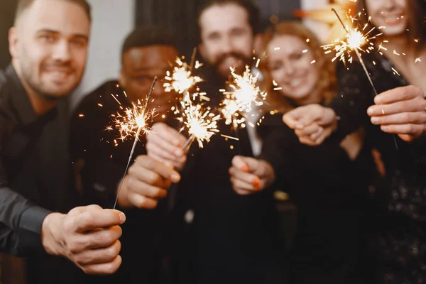 Internationella människor som har roligt i ett festrum — Stockfoto