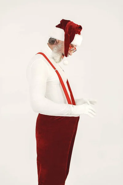 Moderní Santa Claus v slunečních brýlích na bílém pozadí — Stock fotografie