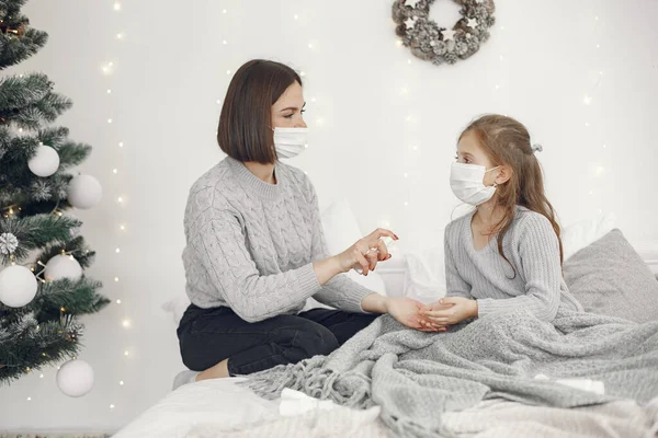 Mutter mit ihrer kranken Tochter im Schlafzimmer — Stockfoto