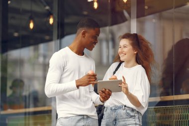 Irklar arası öğrenciler parkta eğleniyor ve gülüyor.