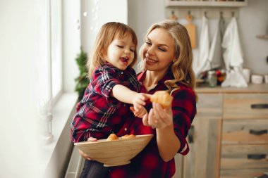 Anne ve küçük kızı mutfakta.