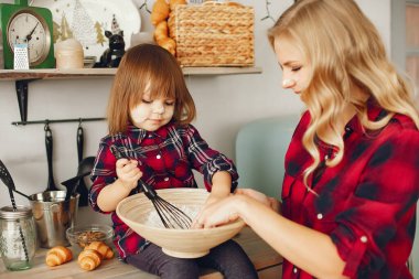 Anne ve küçük kızı mutfakta.