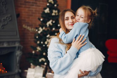 Evde güzel bir kızı olan bir anne.