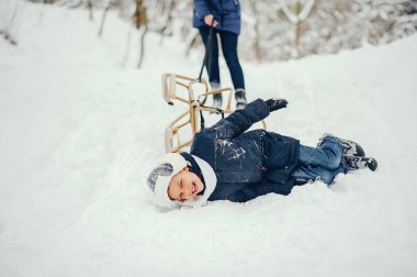 Kış okyanusunda tatlı bir oğlu olan anne.