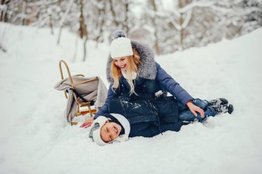 Kış okyanusunda tatlı bir oğlu olan anne.