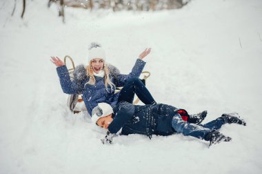 Kış okyanusunda tatlı bir oğlu olan anne.