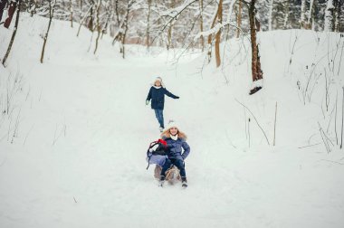 Kış okyanusunda tatlı bir oğlu olan anne.