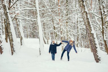 Kış okyanusunda tatlı bir oğlu olan anne.