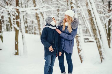 Kış okyanusunda tatlı bir oğlu olan anne.