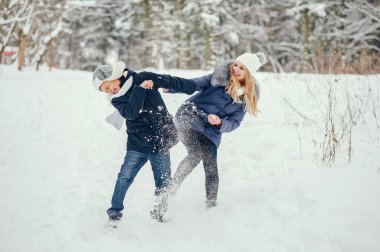 Kış okyanusunda tatlı bir oğlu olan anne.