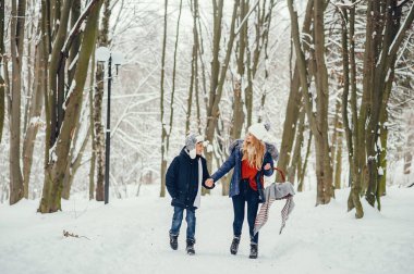 Kış okyanusunda tatlı bir oğlu olan anne.