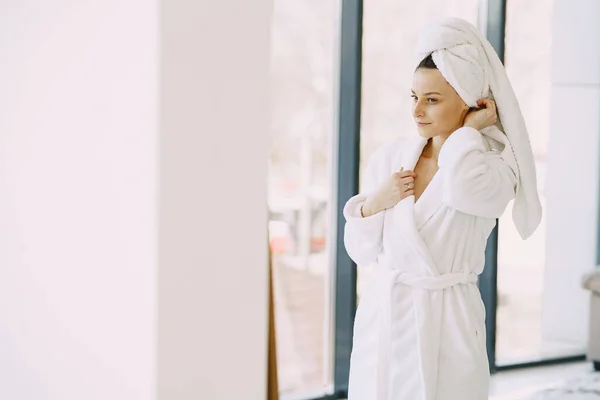 Gadis cantik dengan jubah mandi putih di rumah — Stok Foto