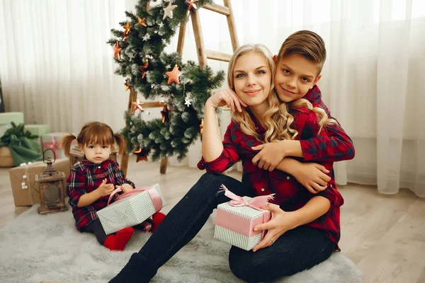 Família sentada perto de presentes de Natal — Fotografia de Stock