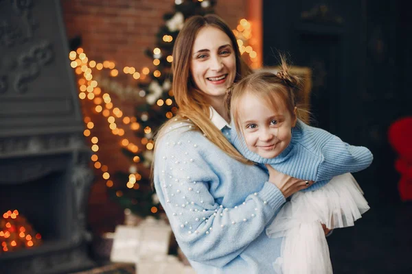 Madre con linda hija en casa — Foto de Stock