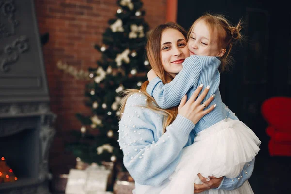 Madre con linda hija en casa — Foto de Stock