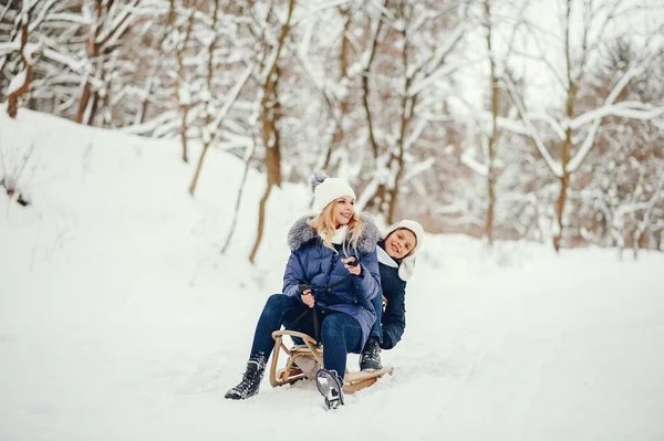Mãe com filho bonito em uma arca de inverno — Fotografia de Stock