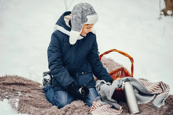 Ragazzino carino in un parco invernale — Foto Stock