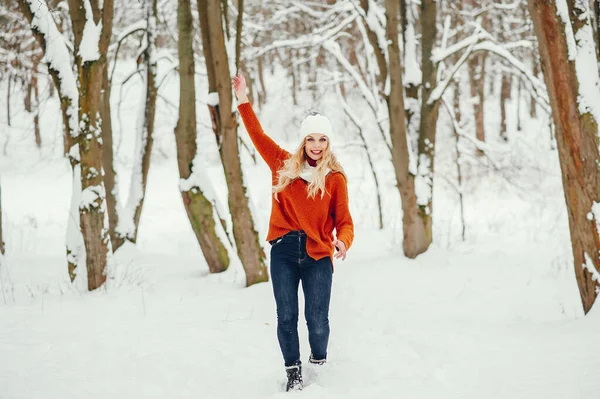 Красивая девушка в милом оранжевом свитере — стоковое фото