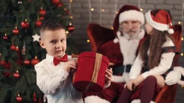 Elinde hediye kutusu olan bir okul çocuğu ve bulanık bir geçmişi olan bir kız.