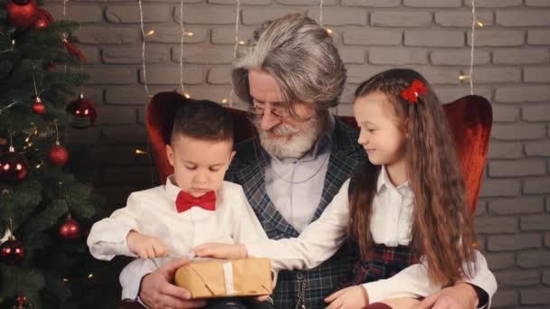 Παππού και παιδιά με χριστουγεννιάτικα δώρα — Αρχείο Βίντεο