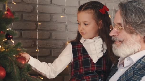 Moderno y elegante abuelo y niño decorando árbol de Navidad — Vídeo de stock