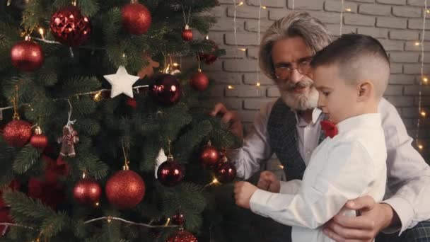 Moderne élégant grand-père et enfant décoration arbre de Noël — Video