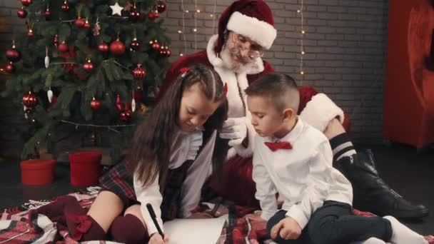 Barn skriver brev till tomten på julen — Stockvideo