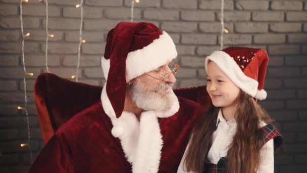 Fille en chapeau rouge chuchotant un souhait de Père Noël — Video