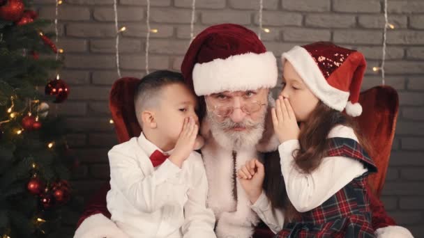 Fille et garçon chuchotant souhaite Père Noël — Video