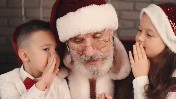Fille et garçon chuchotant souhaite Père Noël — Video
