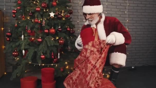 Weihnachtsmänner hinterlassen Geschenke unter dem Weihnachtsbaum — Stockvideo