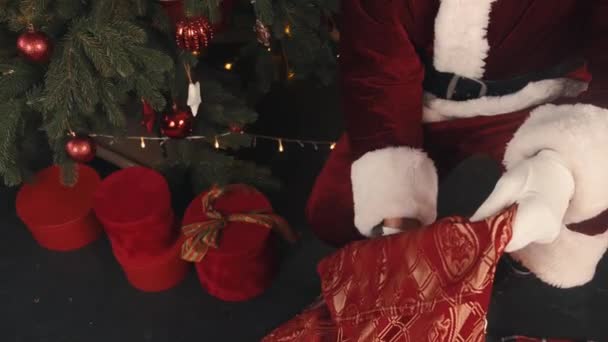 ซานตาคลอสทิ้งของขวัญไว้ใต้ต้นคริสต์มาส — วีดีโอสต็อก