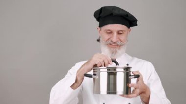 Gri kopya alanı olan profesyonel bir aşçı.