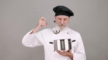 Gri kopya alanı olan profesyonel bir aşçı.